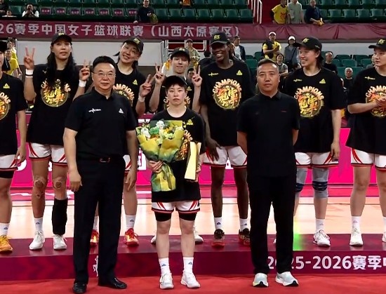 股票配资大盘 实至名归！李缘末节屡次命中关键三分 最终喜提FMVP&接受颁奖！